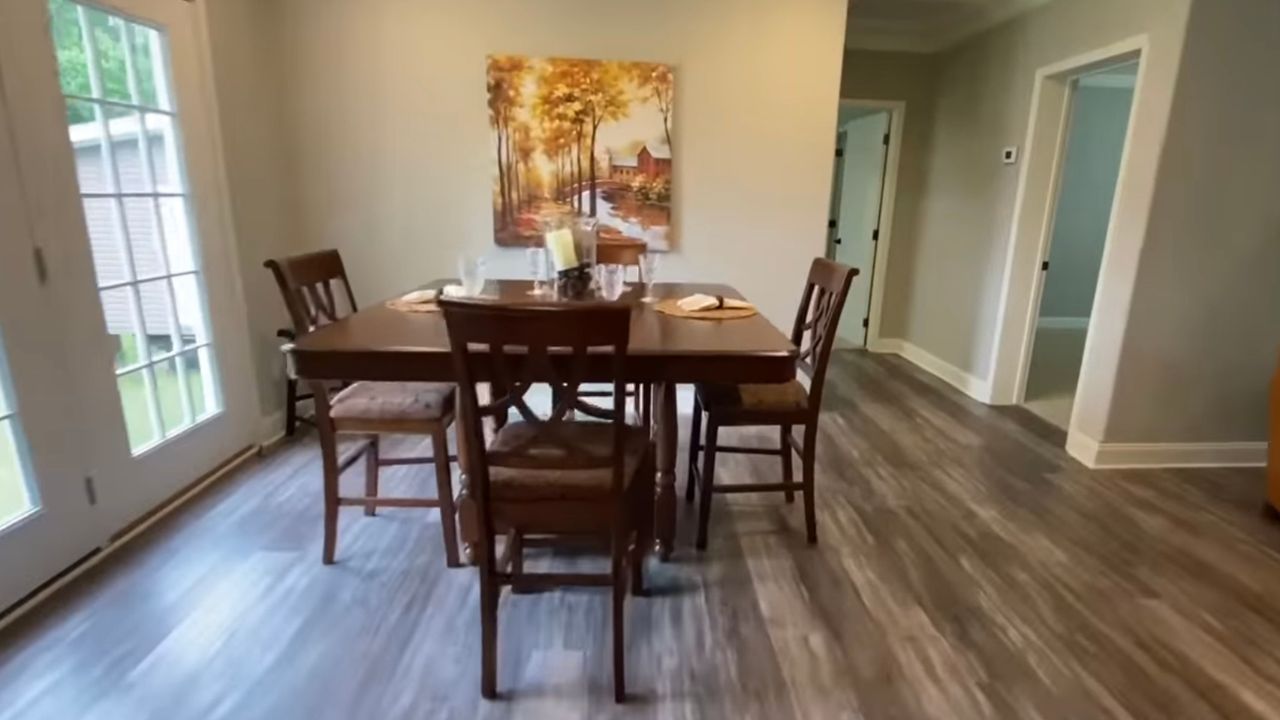 triple wide manufactured home dining room