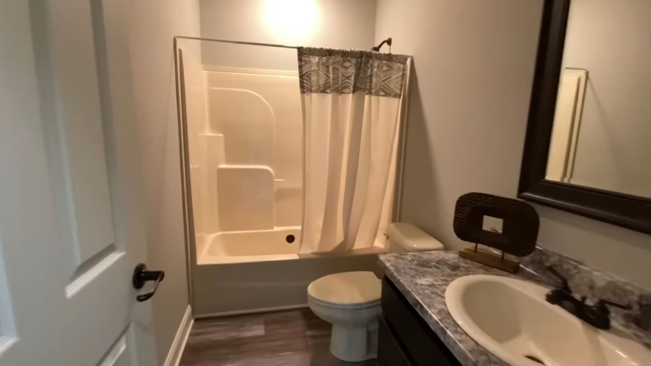 triple wide manufactured home full bathroom
