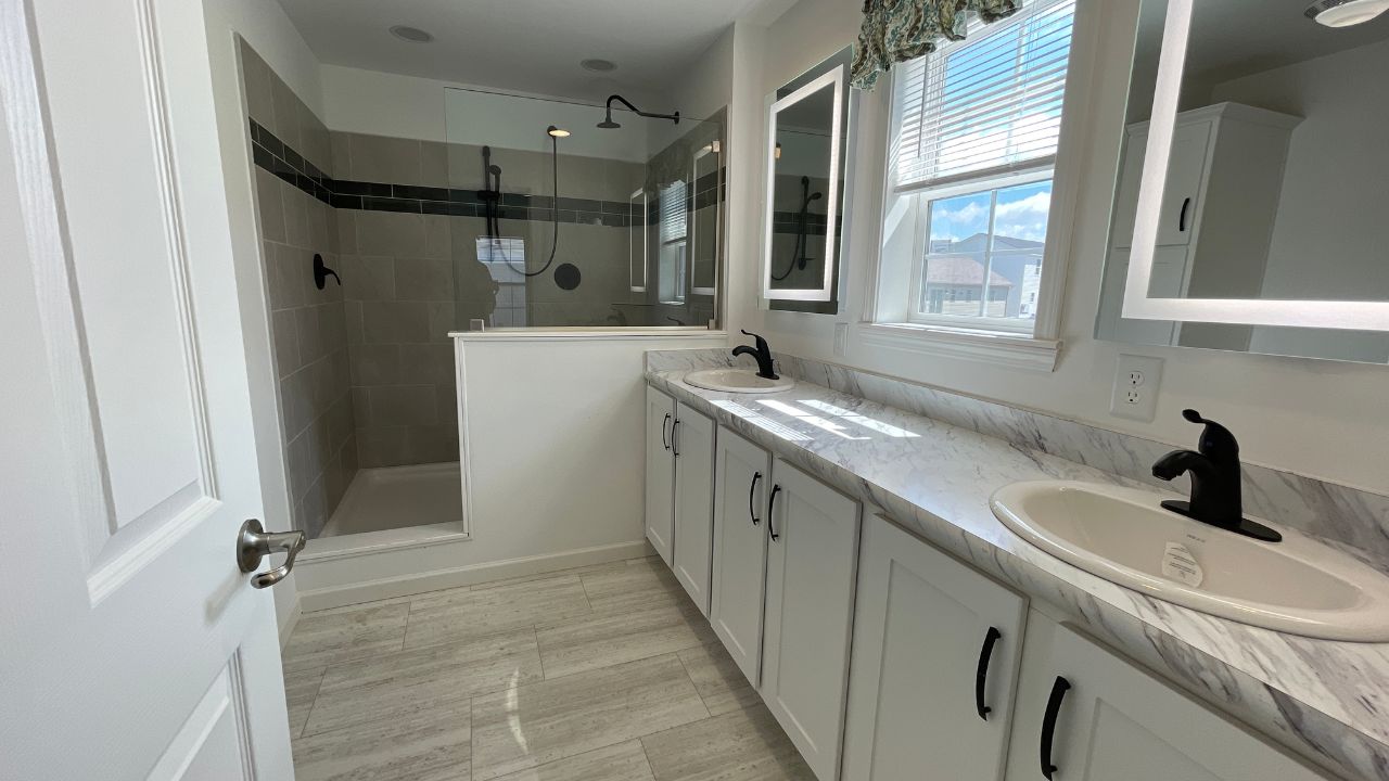 Colony Manufactured Homes master bathroom