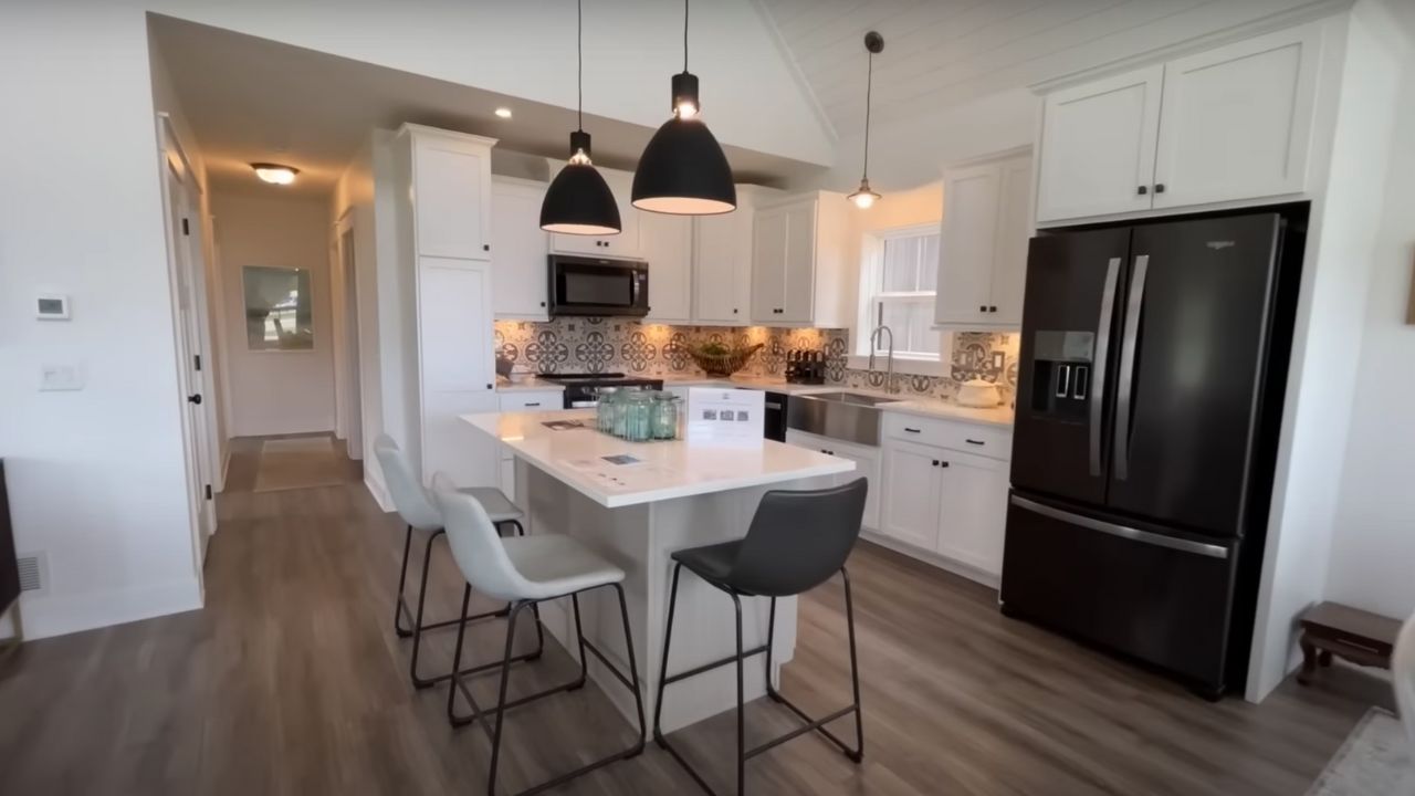 Eat-in kitchen by Ritz-Craft Homes