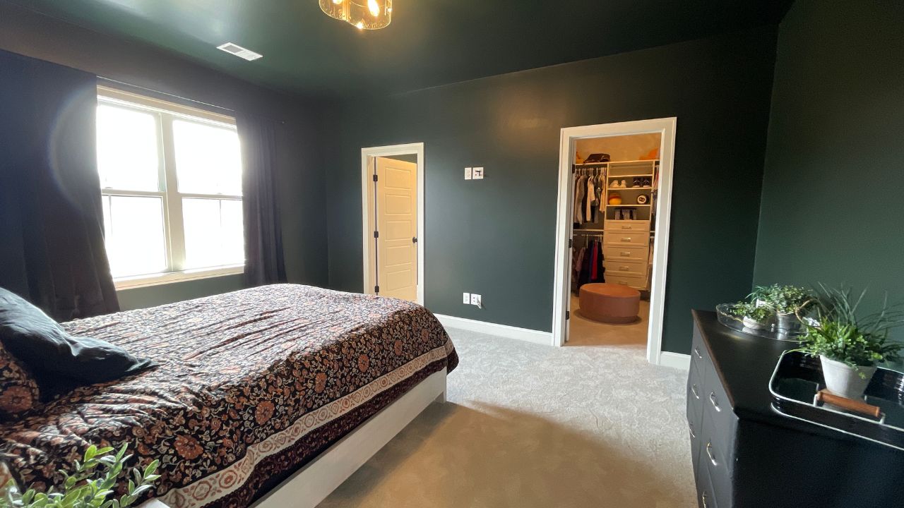 Additional upper-level bedroom with en-suite bathroom