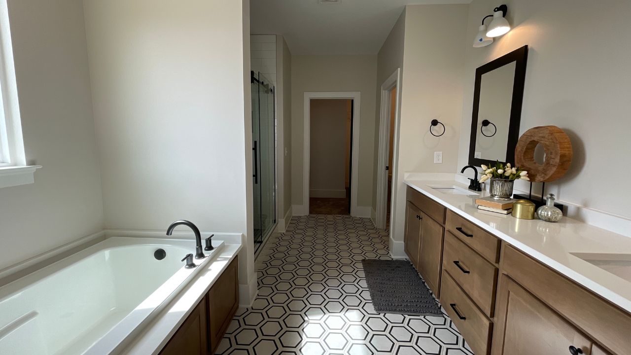 Entry-level primary en-suite bathroom