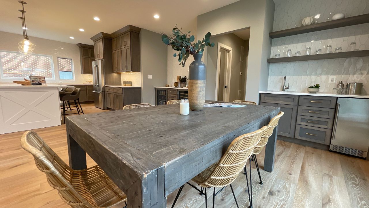 Open-concept dining area with wet bar