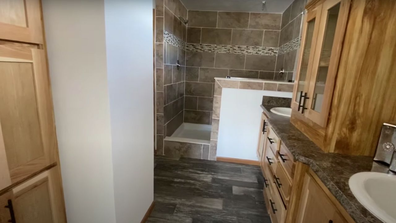 Double-wide trailer home en-suite bathroom